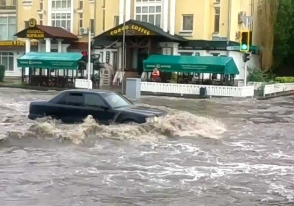 Улица Иманова в Астане после проливных дождей в мае 2015 года.
Скриншот с видео.