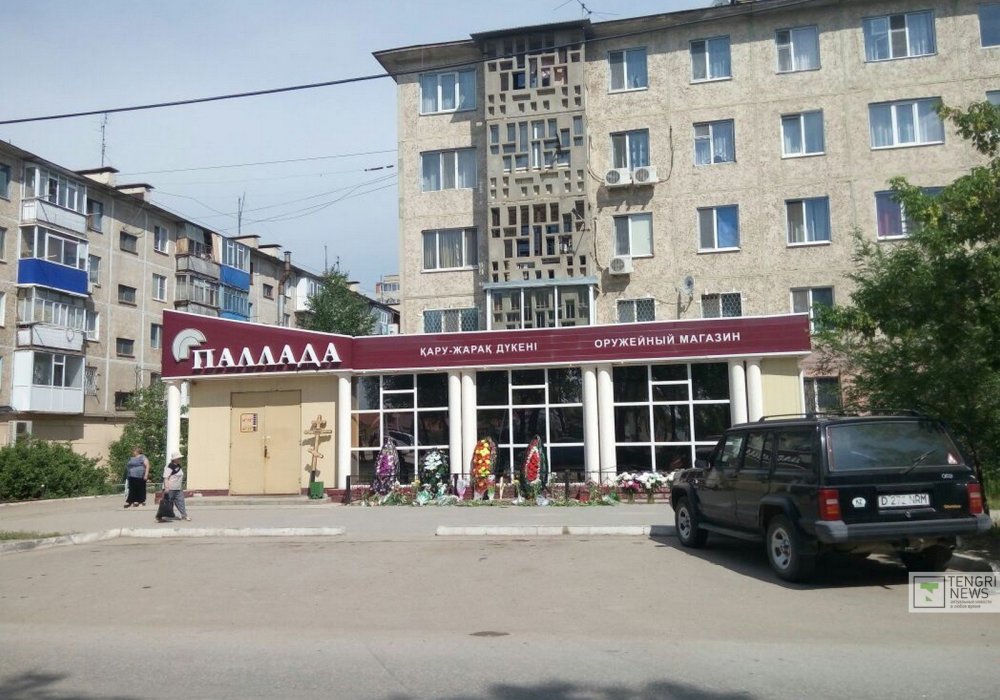 Магазин "Паллада" после нападения. Фото © Tengrinews.kz 