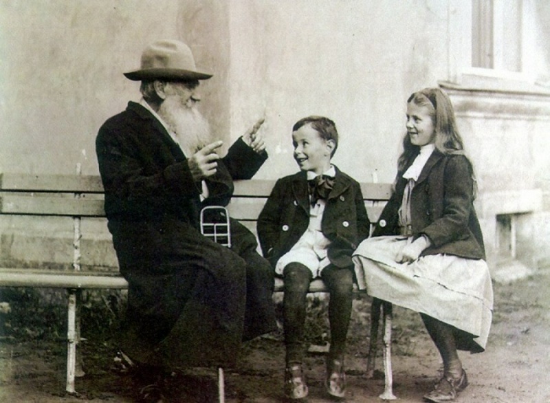 Лев Толстой со своими внуками. © catsmob.com