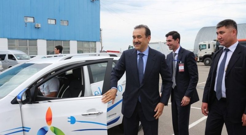 Экс-премьер-министр Карим Масимов тестирует отечественный электромобиль.  pm.kz ©