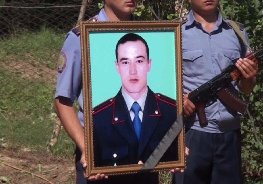 Погибший лейтенант полиции Мейрамбек Рахматуллаев. Фото: ©otyrar.kz