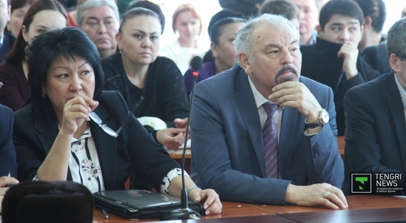 Тунгышбай Жаманкулов и его адвокат на предварительных слушаниях. Фото Tengrinews.kz