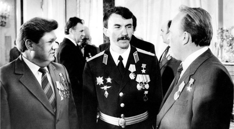 Николай Майданов (в центре) после вручения ордена Ленина и медали Золотая звезда. © pochta-polevaya.ru