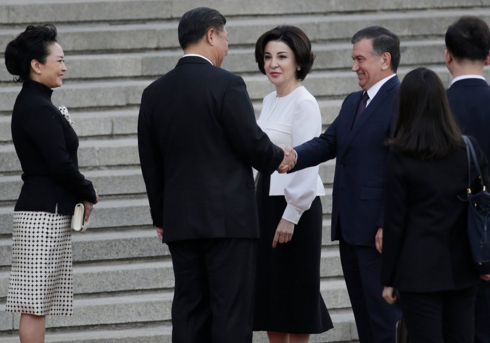 Председатель Китая Си Цзиньпин встречает президента Узбекистана в Пекине. © Reuters