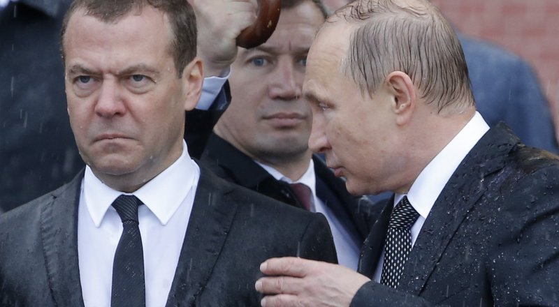 Владимир Путин и Дмитрий Медведев на церемонии возложения венка к Могиле Неизвестного Солдата. © Reuters 