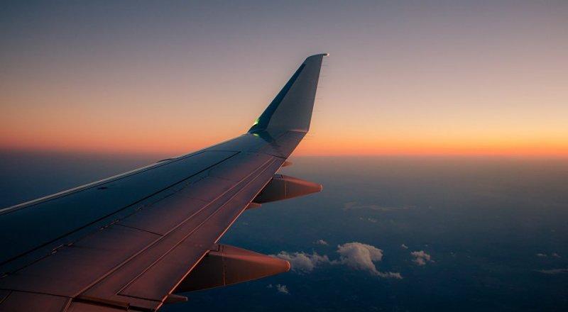 CC BY-SA 2.0 / Paul Frederickson / Sunset Hitting Plane Wing