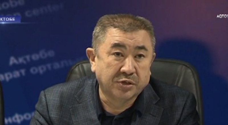Заместитель министра внутренних дел Казахстана Ерлан Тургумбаев на брифинге в Актобе. © aktobetv.kz