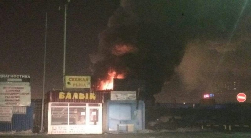 Пожар на рынке "Салем" в Астане. © facebook