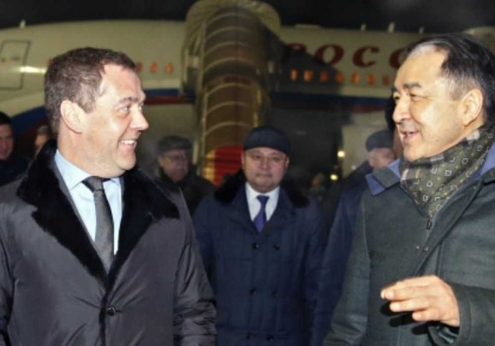 Председатель правительства РФ Дмитрий Медведев и премьер-министр Казахстана Бакытжан Сагинтаев во время встречи в аэропорту Алматы, 1 февраля 2018. Фото ©РИА Новости