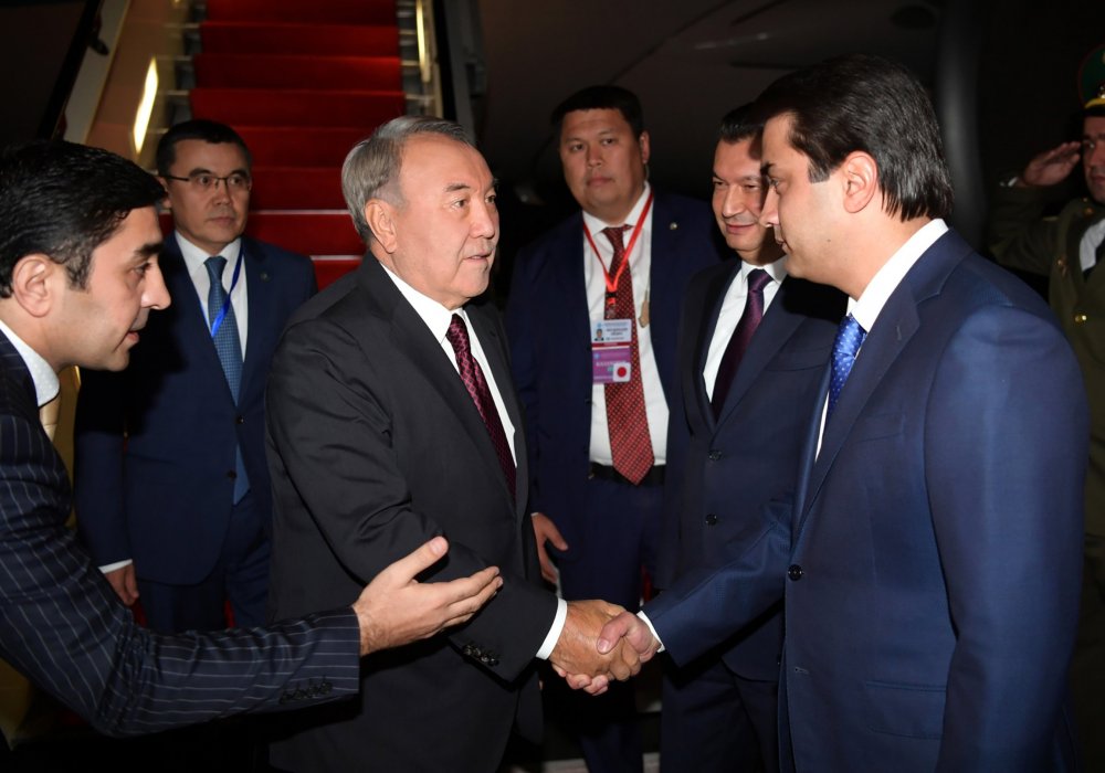 Президента Казахстана в аэропорту Душанбе встречал премьер-министр Таджикистана Кохир Расулзада. © akorda.kz
