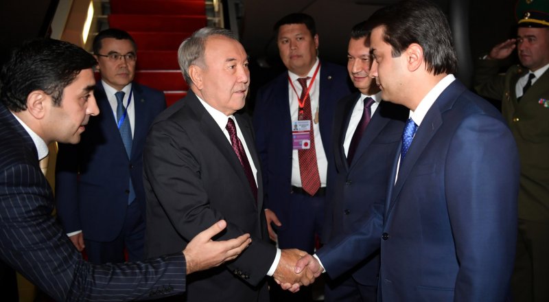 Президента Казахстана в аэропорту Душанбе встречал премьер-министр Таджикистана Кохир Расулзада. © akorda.kz