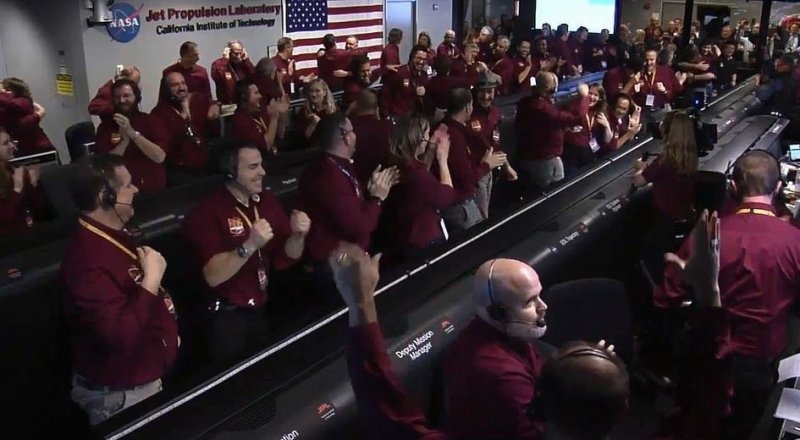 Сотрудники космического агентства США празднуют успешную посадку аппарата InSight на Марс. © NASA