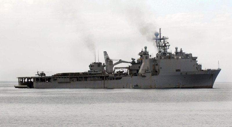 Корабль USS Fort McHenry. REUTERS/U.S. Navy©