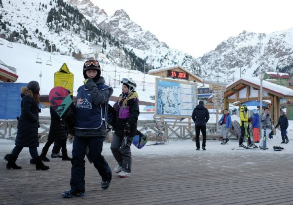 Посетители горнолыжного курорта "Шымбулак". © Николай Хижняк/РИА Новости