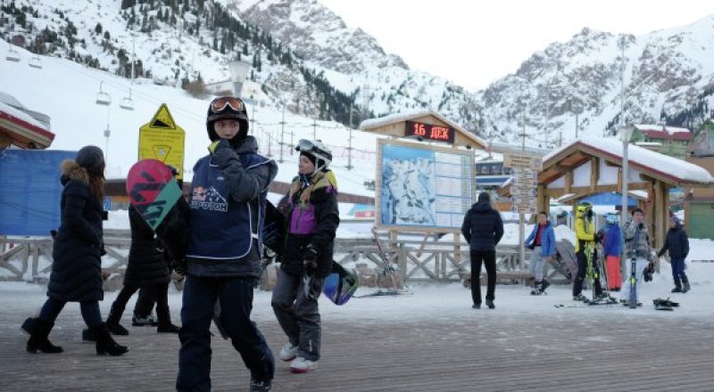 Посетители горнолыжного курорта "Шымбулак". © Николай Хижняк/РИА Новости