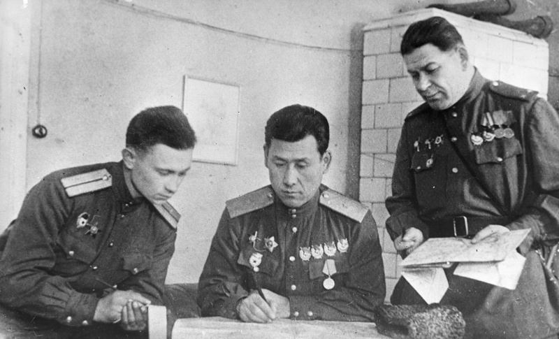 Сабир Рахимов (в центре). Фото из открытых источников