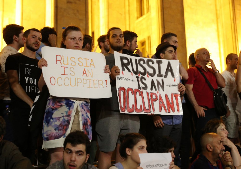 Протестующие в центре Тбилиси. © Reuters