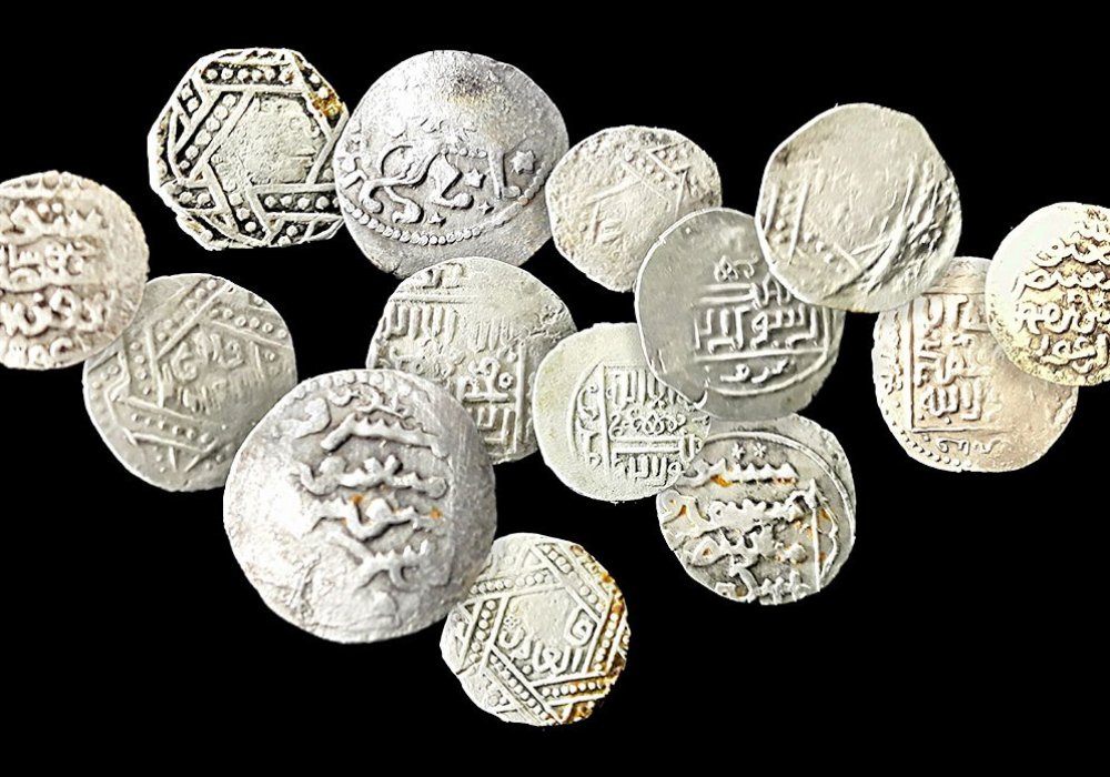 Серебряные монеты, найденные в мавзолее Мяне баба. © TDH