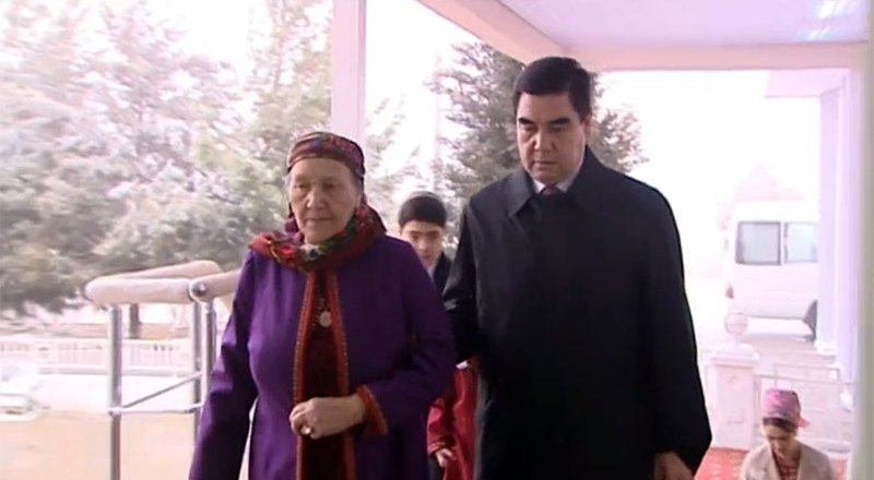 Гурбангул Бердымухамедов с матерью Огулабат Бердымухамедовой. © hronikatm.com