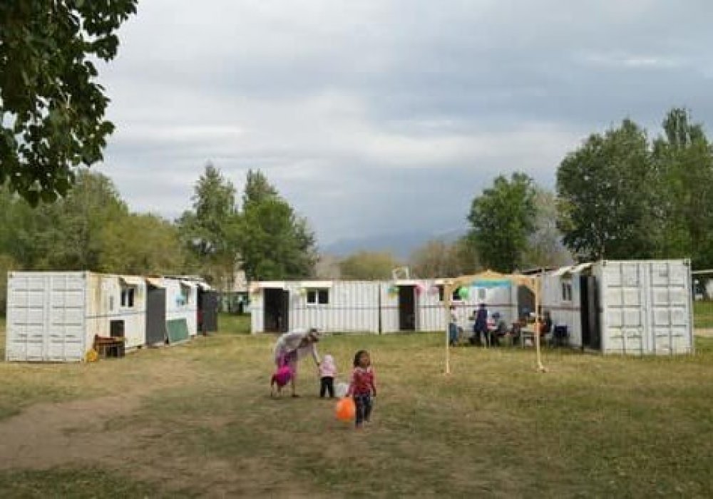 Школа из контейнеров в селе Кенеш, Кыргызстан. Фото Facebook @Toktosyn Shambetov 