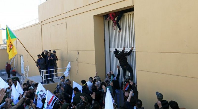 Протестующие штурмуют вход в посольство США в Багдаде. Фото: ©REUTERS