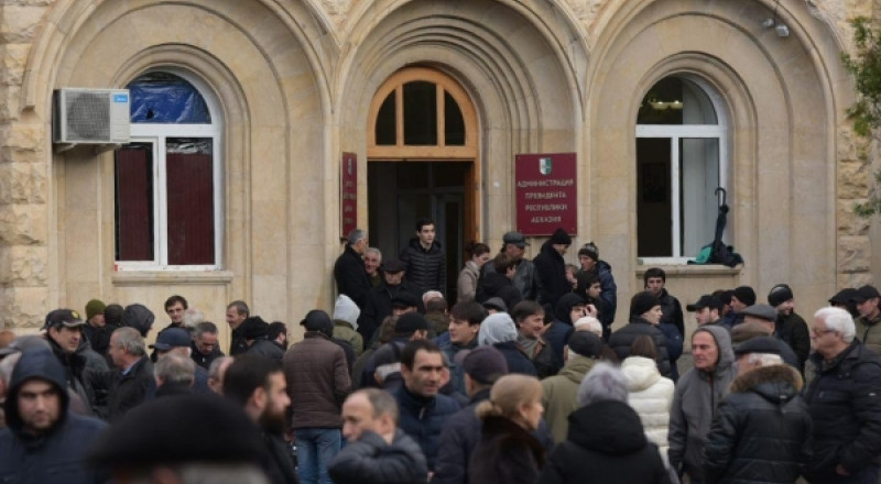 Протестующие у здания администрации президента Абхазии. РИА Новости©