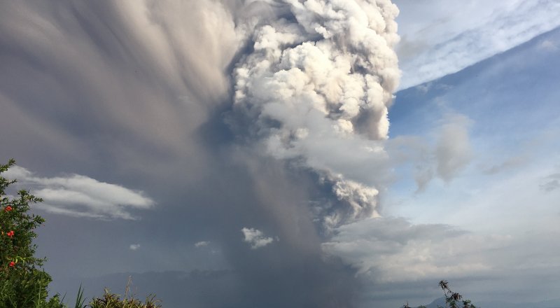 Извержение вулкана Таал, Филиппины. Shutterstock.com 