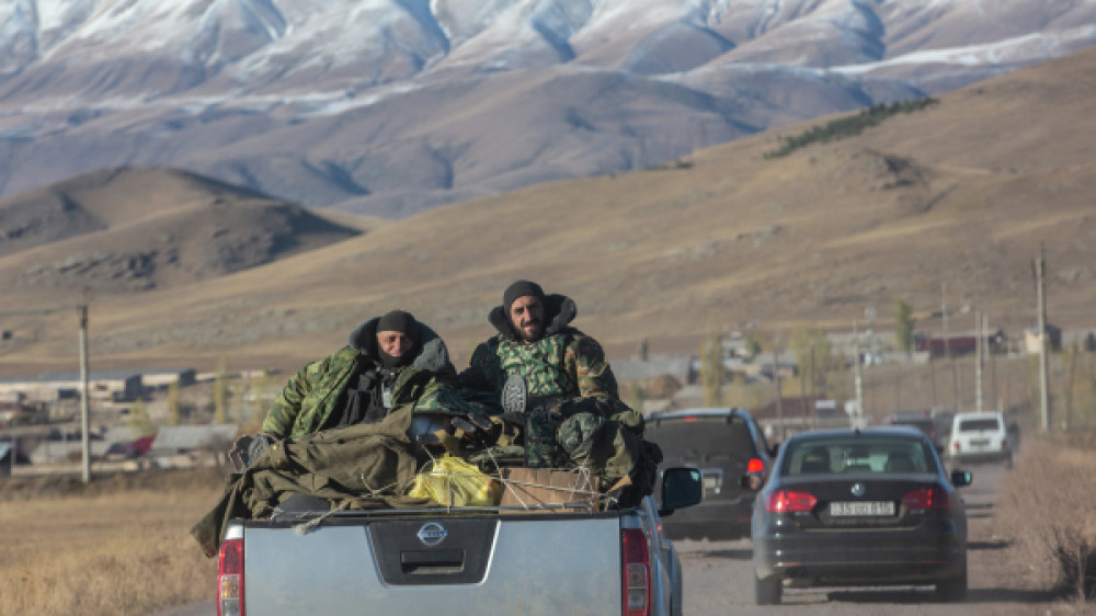 Военнослужащие на дороге в районе города Карвачар. © РИА Новости