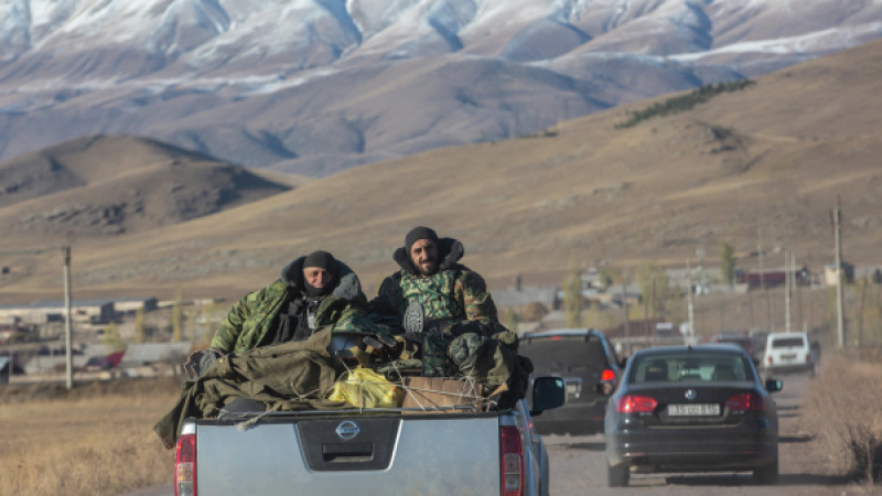 Военнослужащие на дороге в районе города Карвачар. © РИА Новости