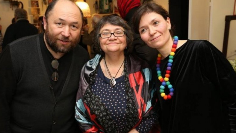 Тимур Бекмамбетов с мамой и сестрой. © pricom.kz