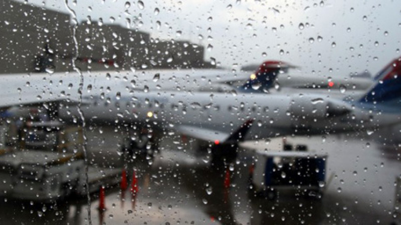 Непогода задерживает рейсы