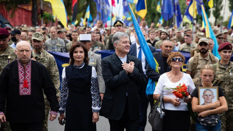 Петр Порошенко участвует в "Марше защитников Украины" в центре Киева. © instagram/petroporoshenko