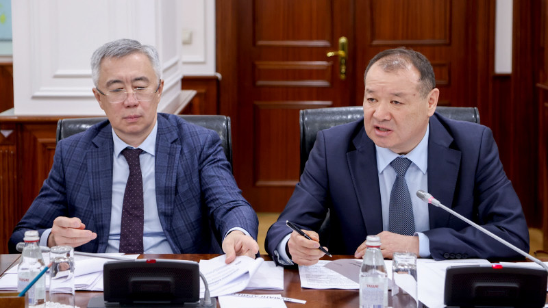 Министр индустрии и инфраструктурного развития Каирбек Ускенбаев (справа). © primeminister.kz