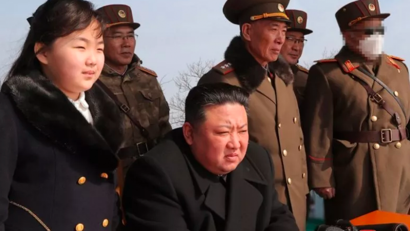 Ким Чен Ын вместе с дочерью на военных учениях. Фото: Центральное телеграфное агентство Кореи