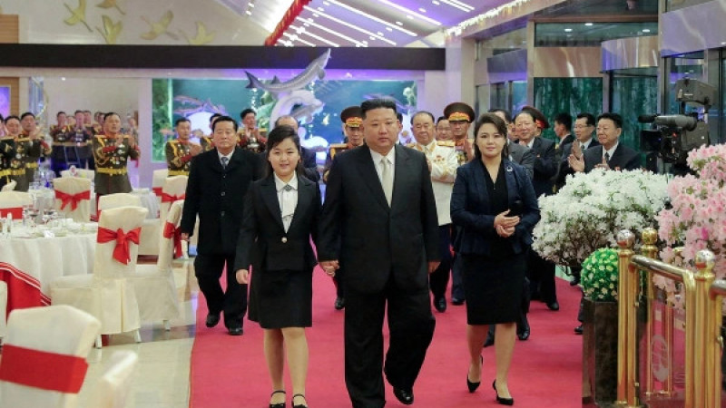 Ким Чен Ын со своей дочерью и женой Ри Соль Чжу. ©️ KCNA