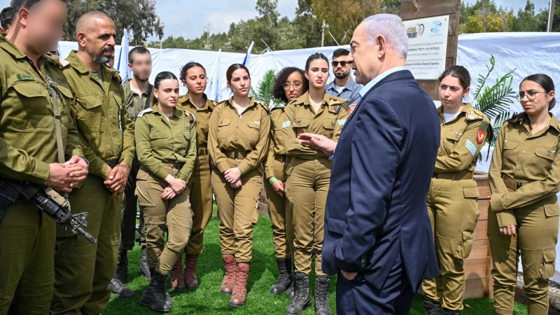 Биньямин Нетаньяху беседует с израильскими военнослужащими перед наступлением на Рафах. © Kobi Gideon/GPO