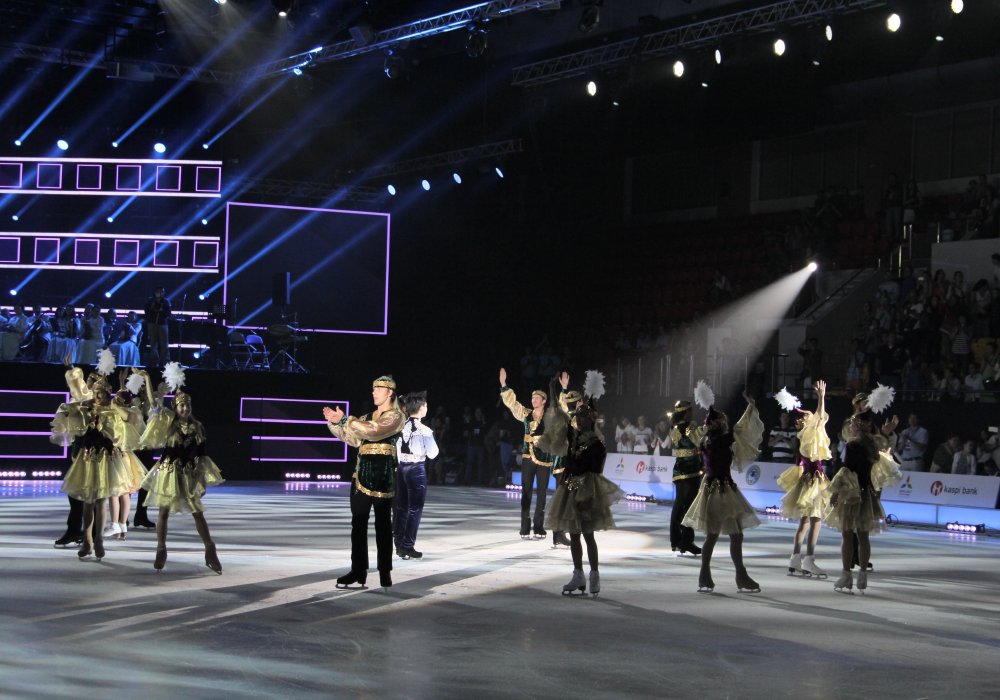 Заключительный номер остается неизменным на протяжении всех трех лет и является отличительной чертой шоу - все участники, одетые в казахские национальные костюмы, исполняют казахский танец. ©Айжан Тугельбаева