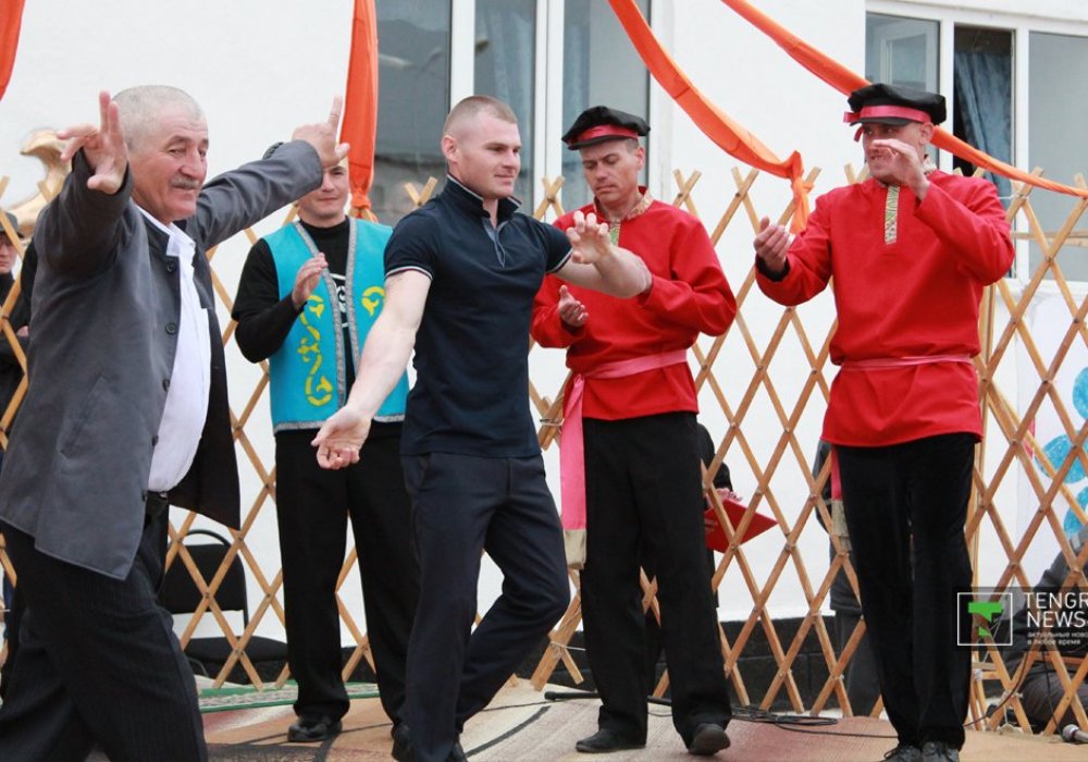 На сцене группа "Дружба народов", ее участники показывают национальные танцы народов Казахстана.