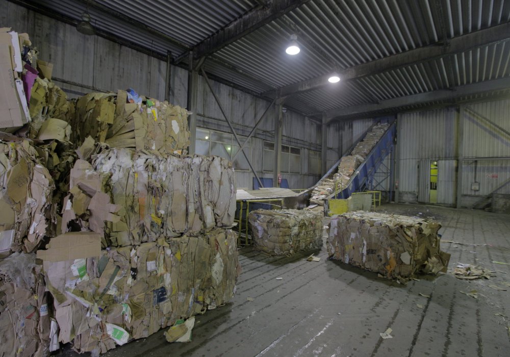 <p>ТОО "Kazakhstan Waste Recycling" является основным поставщиком макулатуры для ТОО "Kagazy Recycling" - крупнейшего переработчика макулатуры и производителя бумаги, упаковочной продукции из гофрокартона в Казахстане и Центральной Азии. Туда-то и направляется сырье после сбора и сортировки.</p>