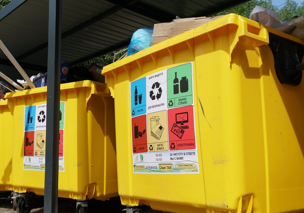 Мусор сортируется всего на два вида. В желтый контейнер нужно выкидывать сухие отходы - пластик, металл, стекло, бумагу и электронику. Для наглядности на каждом контейнере перечислены все виды принимаемых отходов. Все понятно и очень просто. 