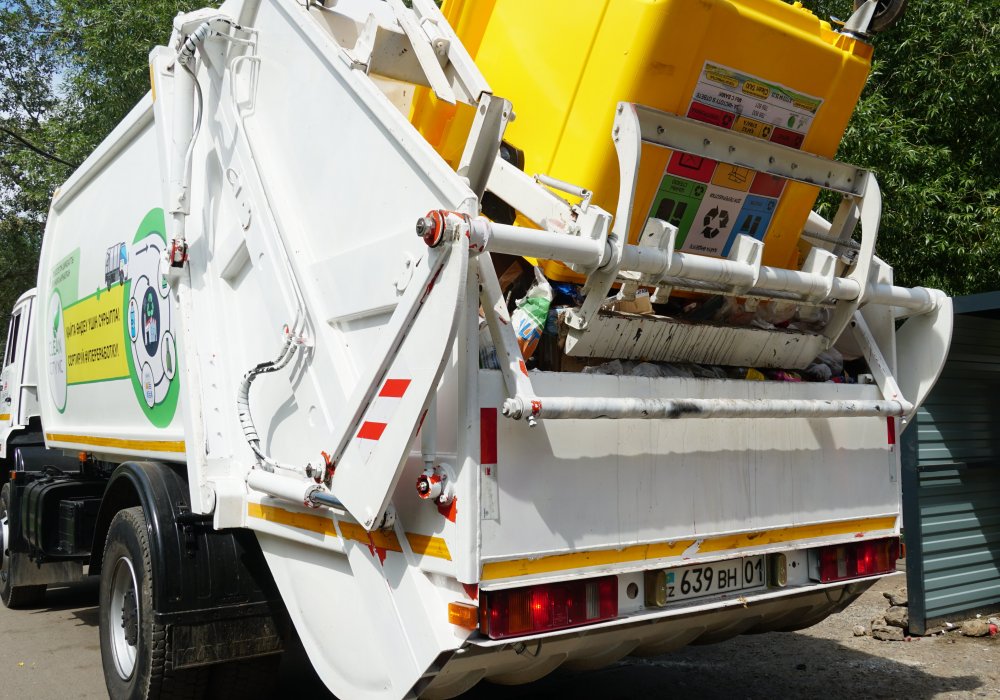 Работники компании CleanCity собирают отходы и вывозят на мусороперерабатывающий завод Астаны.