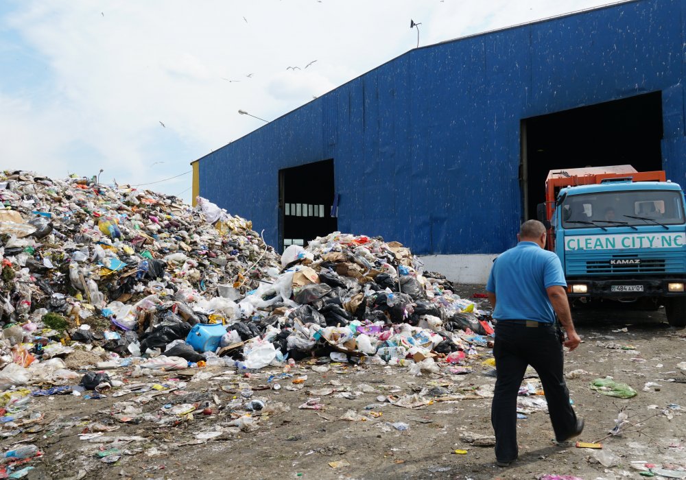 <p>По словам заместителя гендиректора завода ТОО KazRecycleService Жаслана Сайкатова, в день поступает около 900 тонн мусора.</p>