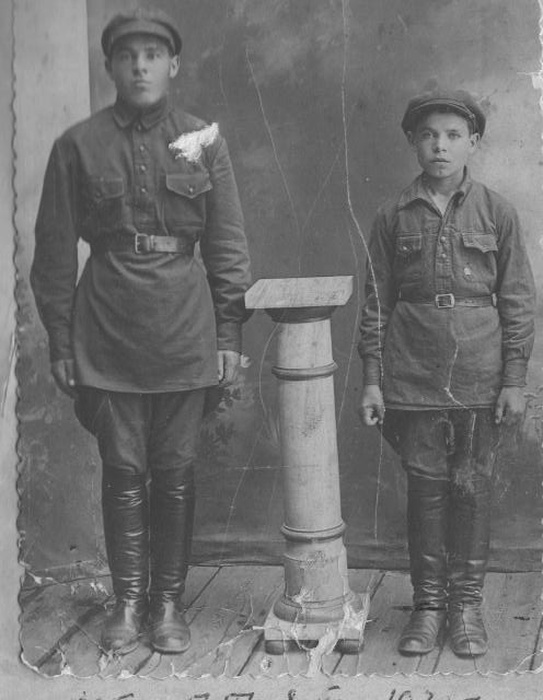 Павел Солодовников (справа) с братом Максимом, 1931 год