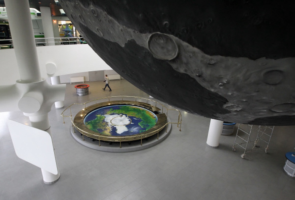 Маятник Фуко и макет Луны в здании Московского планетария. ©РИА Новости