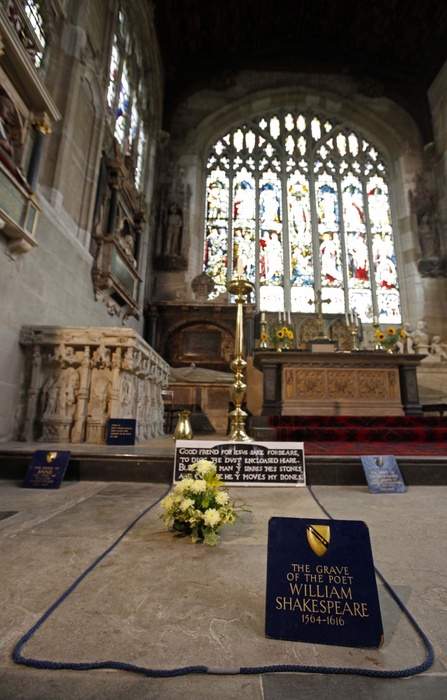 Могила Уильяма Шекспира в храме Святой Троицы в Стафорд-на-Эйвоне, Великобритания. © 
REUTERS/Eddie Keogh