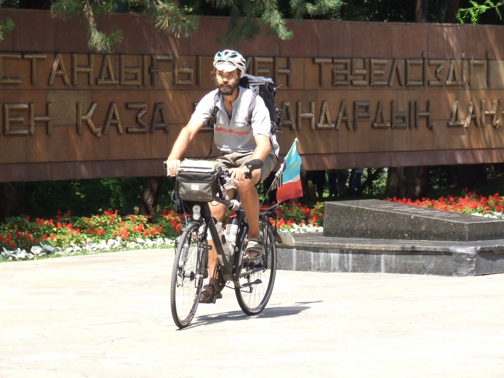 Французский велосипедист встретился с журналистами Алматы в парке 28 панфиловцев. ©Роза Есенкулова