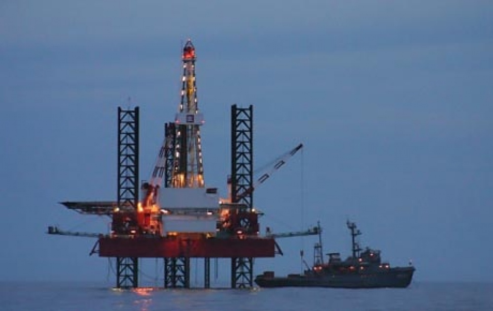 Нефтедобывающая платформа на Каспийском море. ©РИА Новости