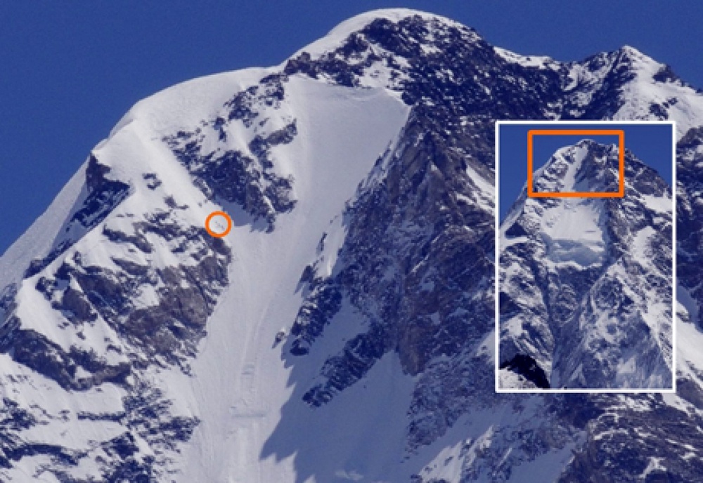 Альпинисты преодолевают один из самых опасных участков склона К2 ©National Geographic\Ralf Dujmovits