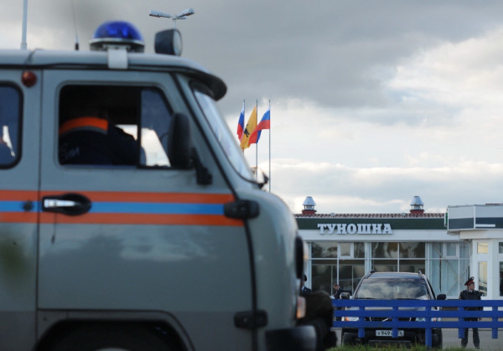 Машина МЧС у аэропорта Туношна в Ярославской области, рядом с которым разбился самолет Як-42. ©РИА НОВОСТИ