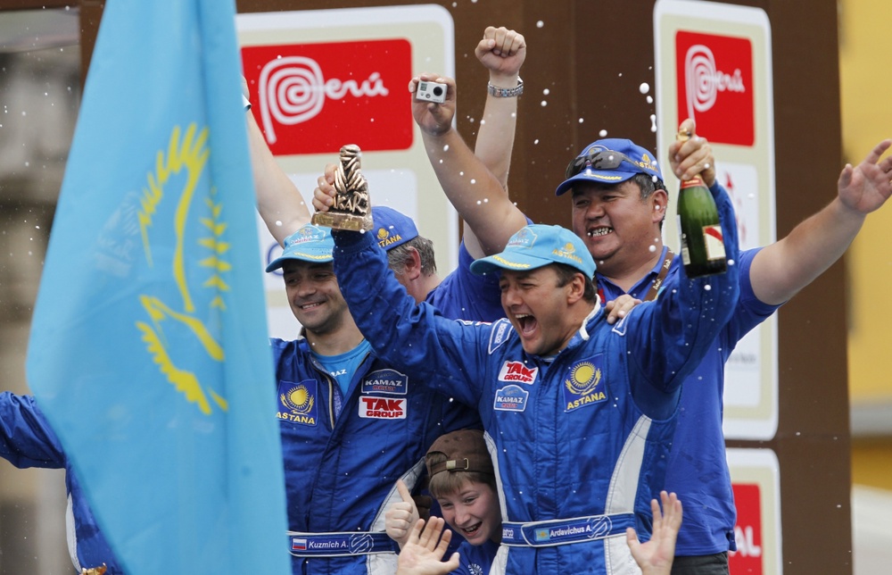 Триумф команды "Астана" на "Дакар-2012". Фото REUTERS/Mariana Bazo©